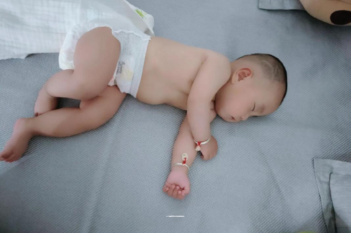资兴宝宝睡觉爱翻身